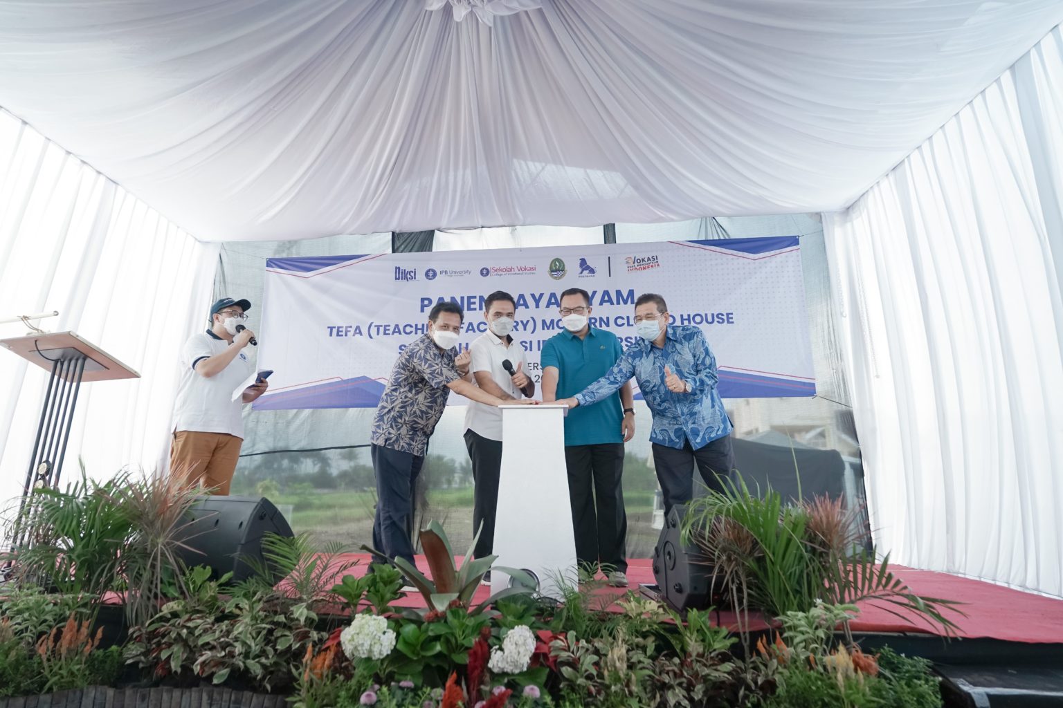 Rektor IPB University dan Dirjen Pendidikan Vokasi Panen Raya Ayam Modern Closed House