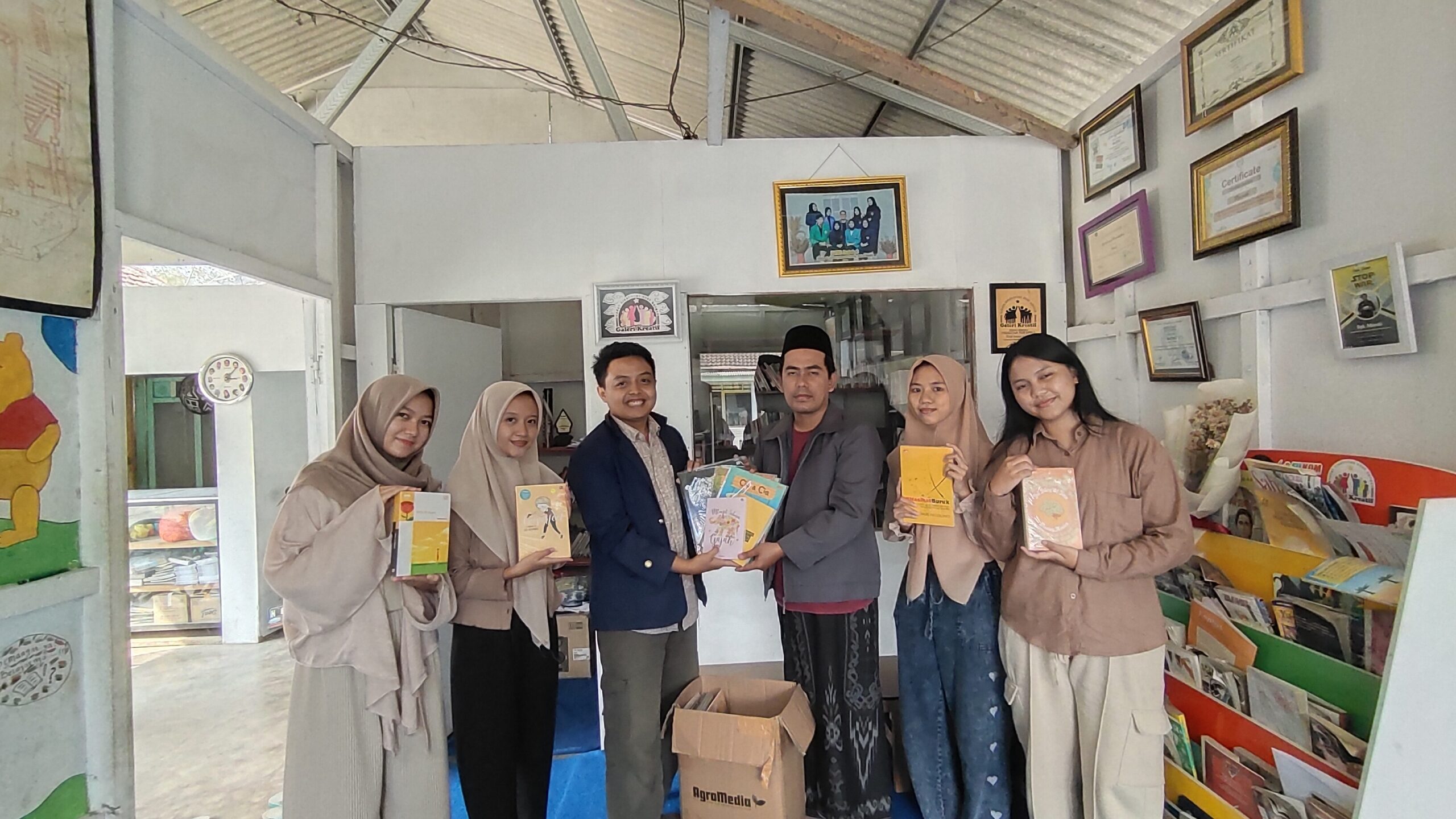 Mahasiswa Sekolah Vokasi IPB Dalam Program Magang dan Studi Indpendent Bersertifikat (MSIB), Melakukan Pengadaan 100 Buku Dalam Rangka Peningkatan Literasi Masyarakat