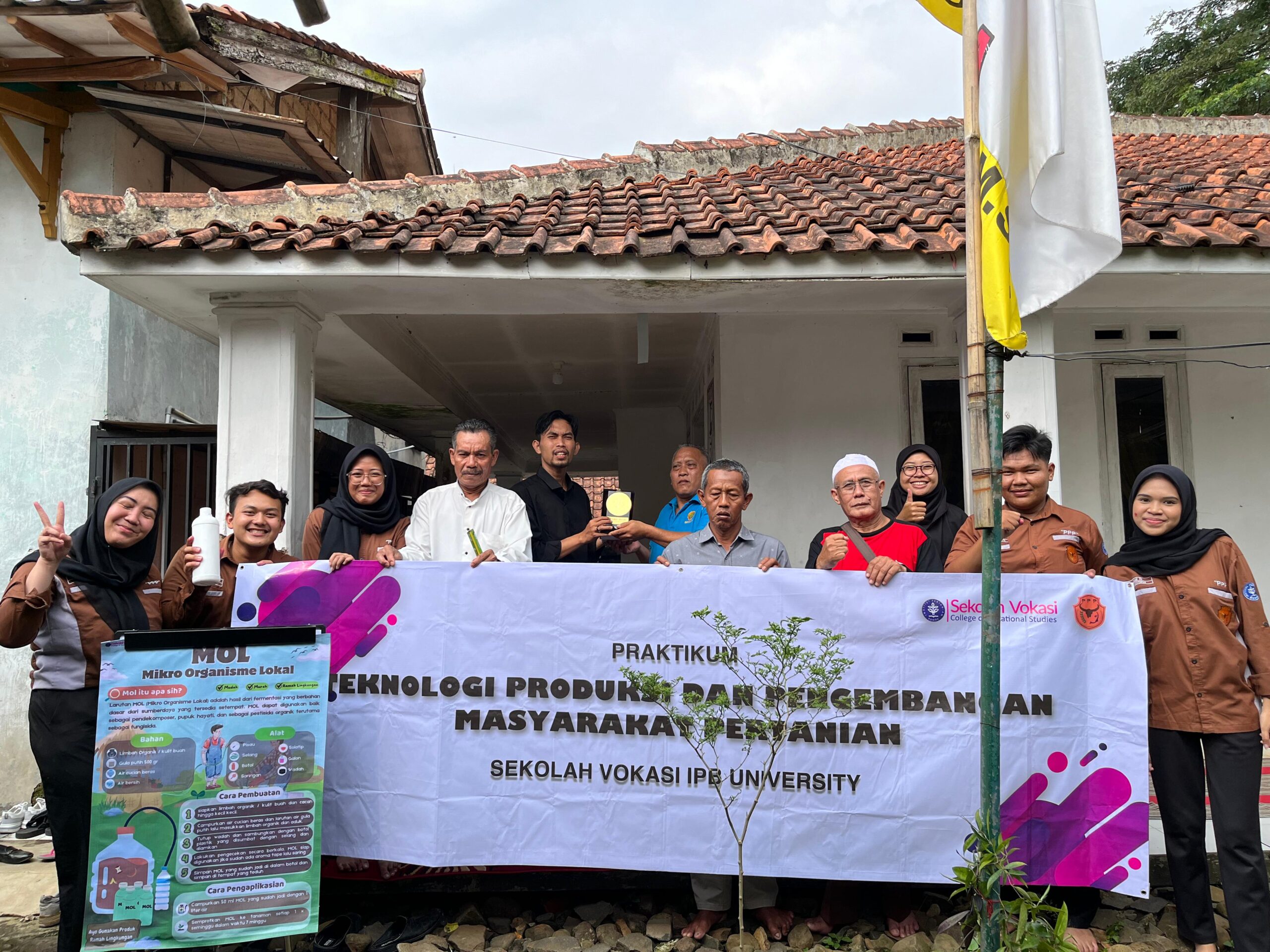 Petani Desa Nagrak Antusias Belajar MOL dari Mahasiswa Prodi Produksi dan Pengembangan Masyarakat Pertanian Sekolah Vokasi IPB University