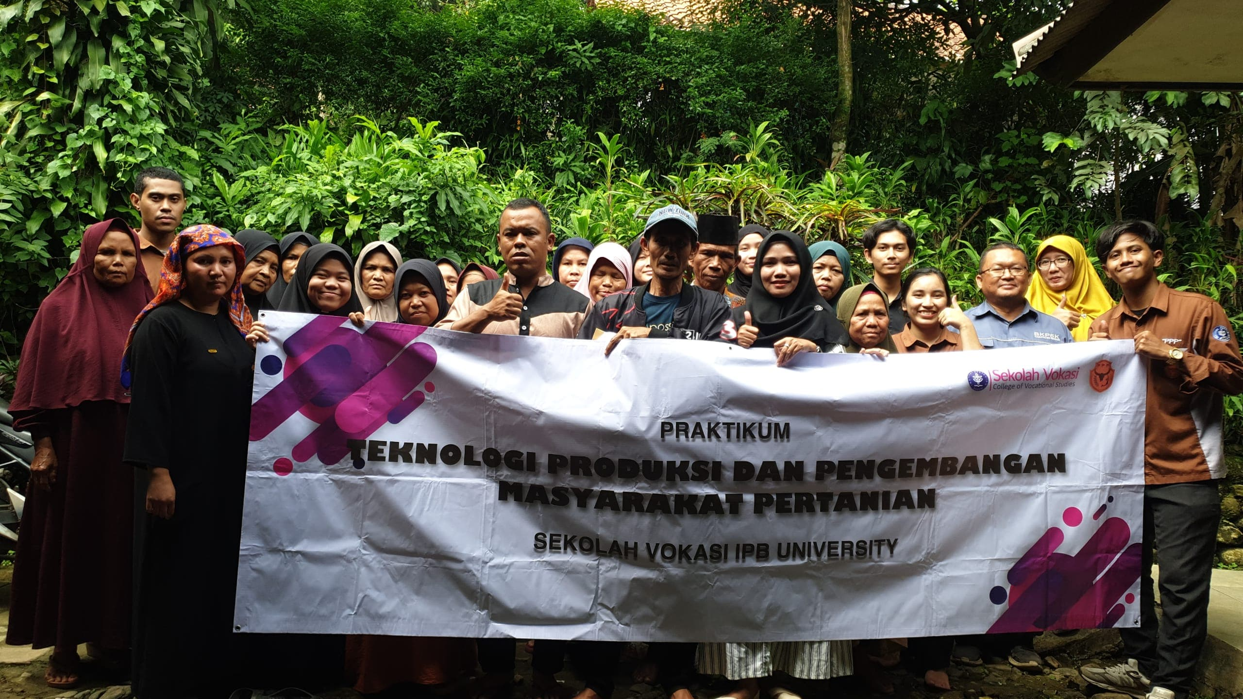 Mahasiswa Sekolah Vokasi IPB University Gelar Penyuluhan Pengendalian Hama Penggerek Batang Padi di Desa Karang Tengah