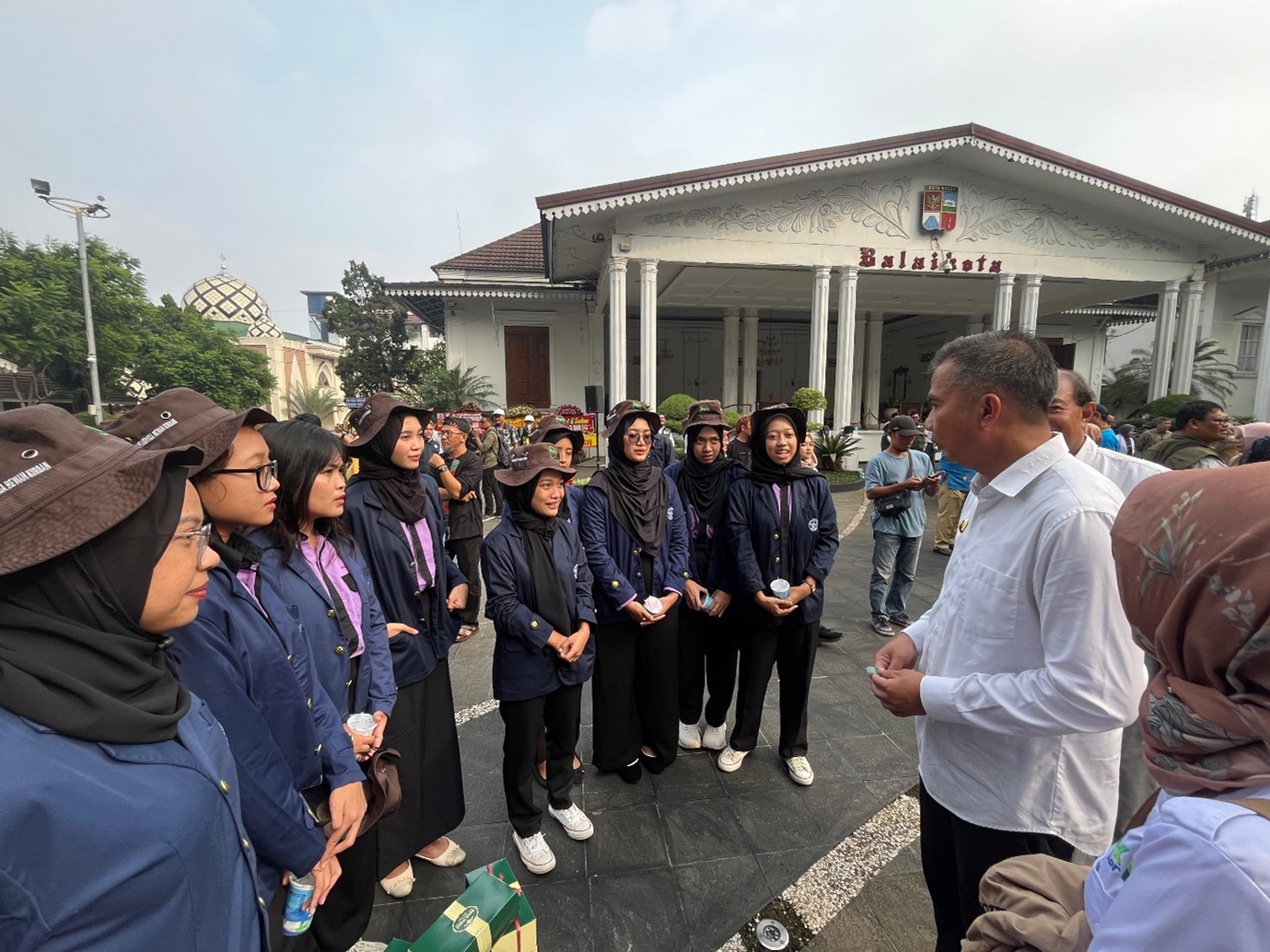 Mahasiswa Program Studi Paramedik Veteriner Sekolah Vokasi IPB University Siap Pastikan Kesehatan Hewan Kurban di Jawa Barat