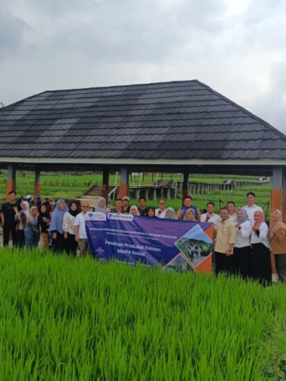 Program Studi Komunikasi Digital dan Media Sekolah Vokasi IPB University Gelar Pelatihan Editing Video bagi UMKM Desa Mulyaharja