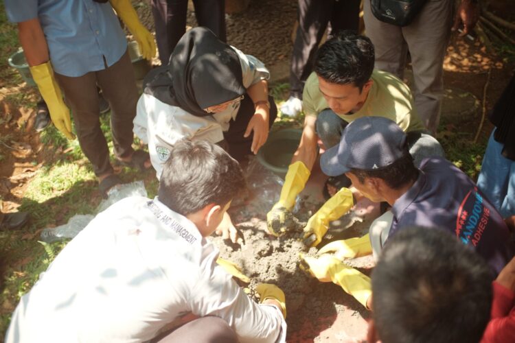 Inovasi Dosen Sekolah Vokasi IPB University Ubah Limbah Spons Sandal Jadi Paving Block di Kelurahan Mulyaharja