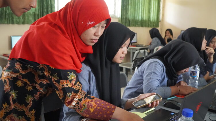 Dosen dan Mahasiswa Prodi Teknologi Rekayasa Perangkat Lunak Sekolah Vokasi IPB University Beri Pelatihan Augmented Reality di SMKN 1 Sukalarang