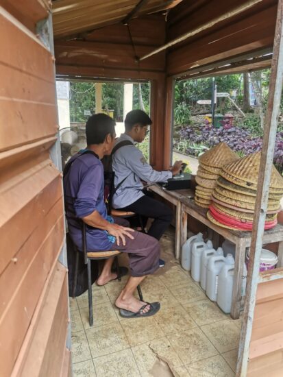 Mahasiswa Akuntansi Sekolah Vokasi IPB University Latih Pengelola AEWO Mulyaharja Gunakan Aplikasi Kasir untuk Efisiensi Bisnis