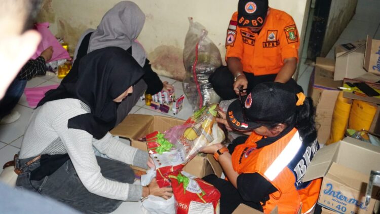 Aksi Sosial, Mahasiswa Sekolah Vokasi IPB University Kampus Sukabumi Bantu Korban Banjir