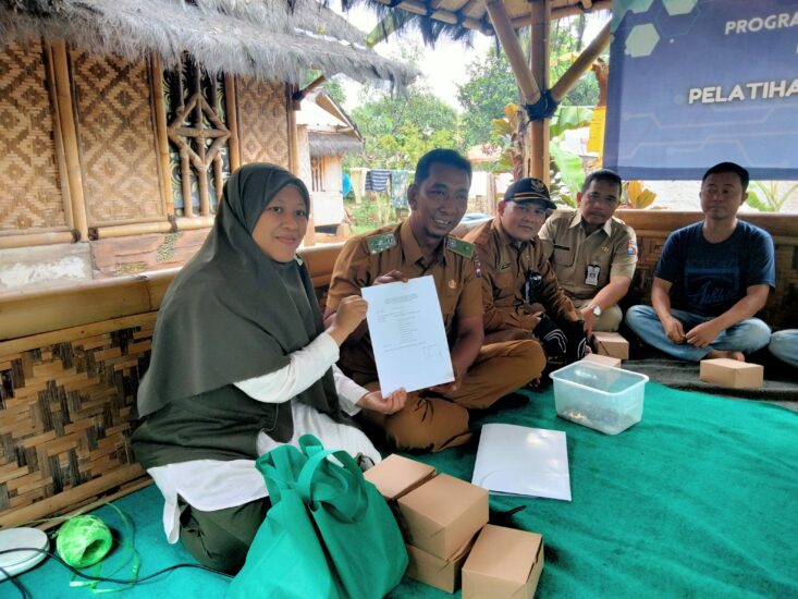 Atasi Masalah Lingkungan, Prodi Teknologi Rekayasa Komputer Sekolah Vokasi IPB University, Berikan Alat Pencacah Limbah Spons untuk Warga Mulyaharja