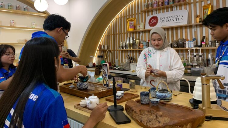Program Studi Manajemen Agribisnis Sekolah Vokasi IPB University Lakukan Kolaborasi Dengan Rumah Teh Indonesia Dalam Pembelajaran Integrated Agribusiness Process Kepada Mahasiswa Guimaras State University