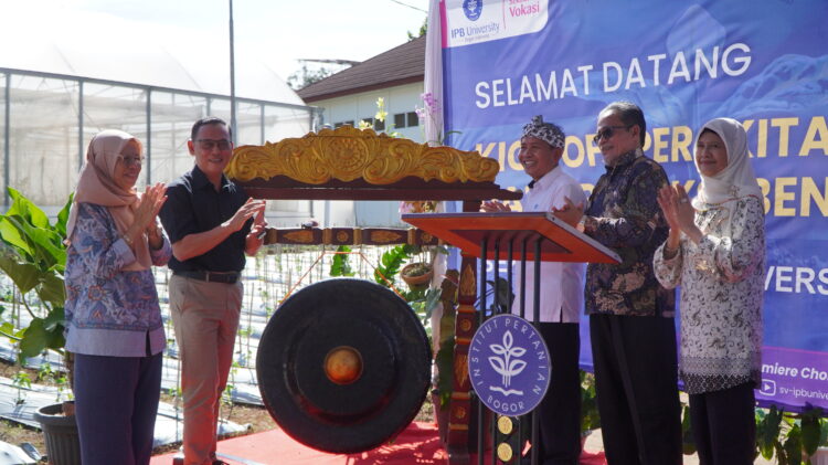 Resmikan Program Studi Pemuliaan Tanaman dan Teknologi Benih, Sekolah Vokasi IPB University Tanam Varietas Unggul