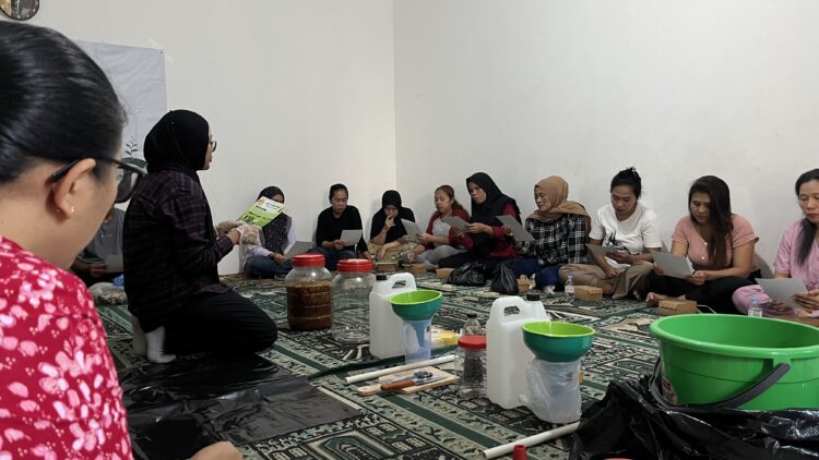 Dosen Program Studi Teknik dan Manajemen Lingkungan Sekolah Vokasi IPB University Edukasi Masyarakat Mulyaharja Membuat Eco Enzyme dari Sampah Organik