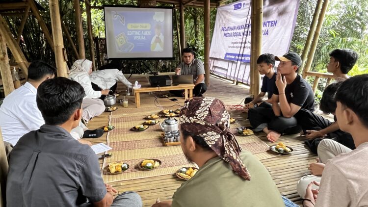 Dosen Program Studi Komunikasi Digital dan Media IPB University Latih Pemuda dan Pengelola Wisata Keluarahan Mulyaharja dalam Editing Audiovisual