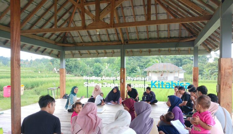 Sekolah Vokasi IPB University Berdayakan Warga Wisata Mulyaharja lewat Pelatihan Bahasa Inggris Dasar