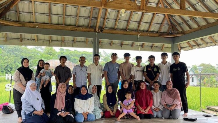 Program Studi Ekowisata SV IPB Latih Warga Mulyaharja Rancang Paket Wisata Edu-Agro