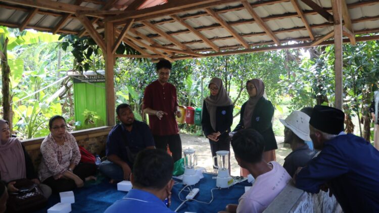 Program Studi Analisis Kimia Sekolah Vokasi IPB University Latih Petani Mulyaharja Buat Biopestisida Ramah Lingkungan