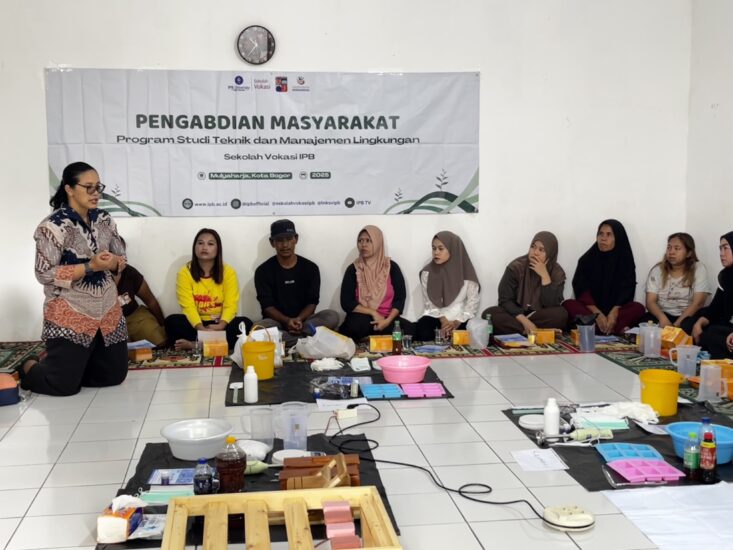 Dosen dan Mahasiswa Teknik dan Manajemen Lingkungan SV IPB University Edukasi Warga Mulyaharja Olah Minyak Jelantah Jadi Sabun Ramah Lingkungan