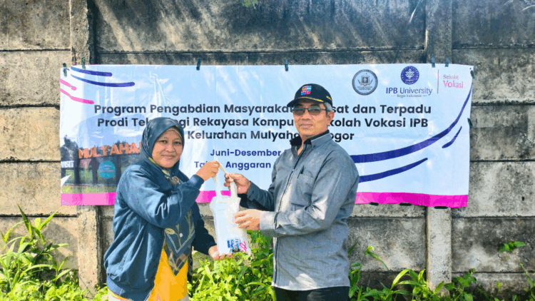 Program Studi Teknologi Rekayasa Komputer Sekolah Vokasi IPB University Kembangkan Pelatihan PiRoTech untuk Atasi Sampah Plastik di Mulyaharja