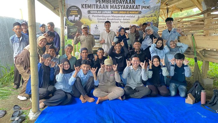 Sekolah Lapang PKM IPB: Ubah Limbah Peternakan Jadi Pupuk dan Pakan Ikan Bernilai Ekonomi