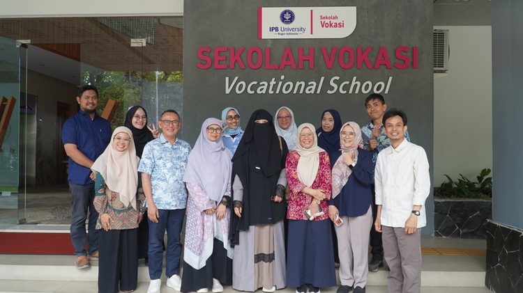 Sekolah Vokasi IPB dan AJ Investment Dairy Farm Evaluasi Internship Batch 1 di New Zealand
